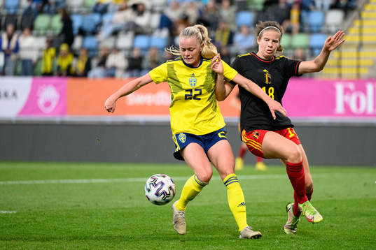 Zara Jönsson of Sweden and Zoe Van de Cloot of Belgium
