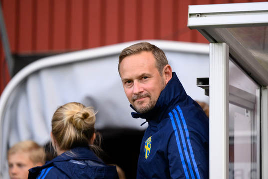Head coach Martin Qvarnmans Möller of Sweden  ahead the