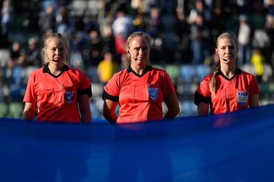 Referees Josefine Bastås, Sandra Almqvist and Camilla