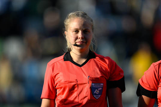 Assistant referee Josefine Bastås at lineup