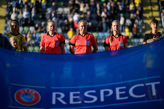 Referees Josefine Bastås, Sandra Almqvist and Camilla