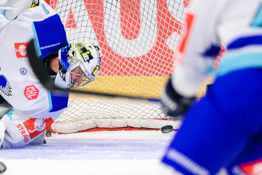 Villachs goalkeeper Jean-Philippe Lamoureux