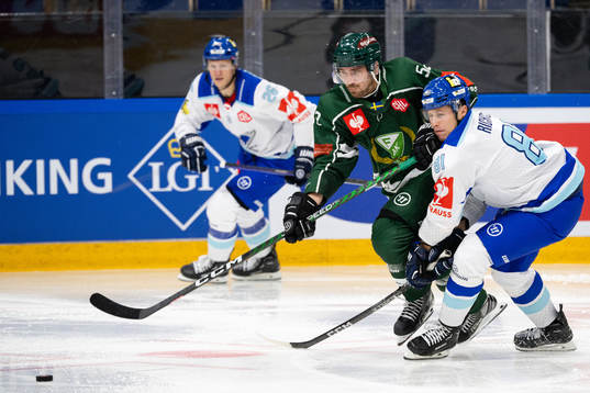 August Tornberg of Färjestad and Marco Richter of Villach