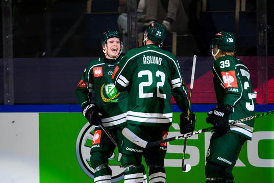 Färjestads Oscar Lawner celebrates with team