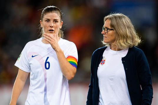 Maren Mjelde and Hege Riise, head coach of Norway, at