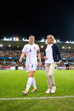 Maren Mjelde and Hege Riise, head coach of Norway, at