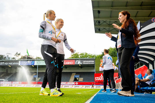 Karina Sævik and Sophie Román Haug of Norway talk to Lise