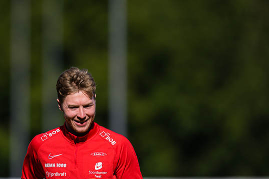 Mathias Lønne Dyngeland of Brann warms up