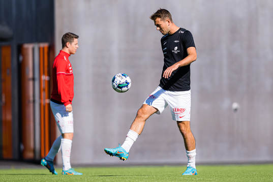 Fredrik Pallesen Knudsen of Brann warms up