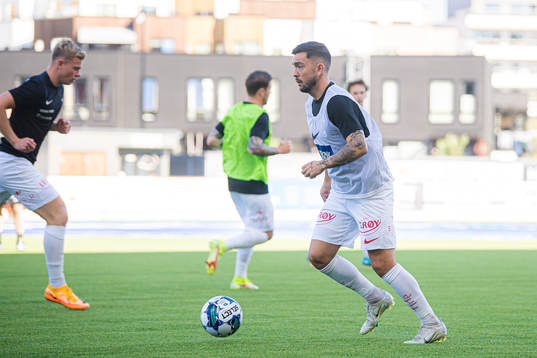 Niklas Fernando Nygaard Castro of Brann warms up