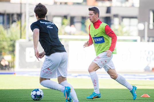 Mathias Knutsen Rasmussen of Brann warms up