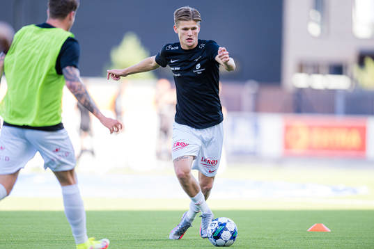 David Møller Wolfe of Brann warms up