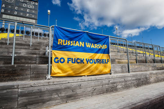 En flagga med protester mor Rysslands ivasion av Ukraina