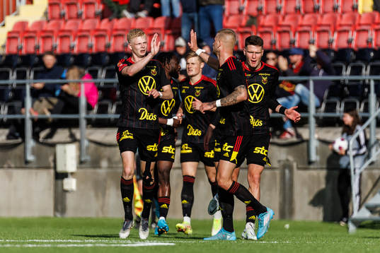 Östersunds Malcolm Stolt jublar med Kevin Jablinski