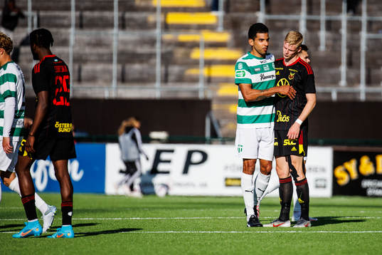 Västerås SKs Pedro Ribeiro klappar om Östersunds Malcolm