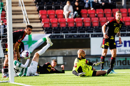 Västerås SKs Olle Edlund (ej i bild) gör 1-2 bakom