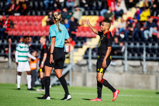 Östersunds Erick Brendon Pinheiro da Silva i samtal med