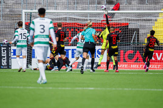 Östersunds målvakt Aly Keita med en räddning