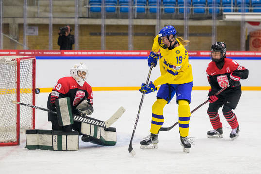 goaltender Miyuu Masuhara and Ayaka Hitosato of Japan