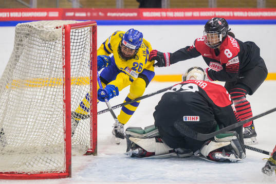 Hanna Olsson of Sweden against Akane Hosoyamada and