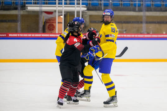 Ayaka Hitosato of Japan and Sara Hjalmarsson of Sweden