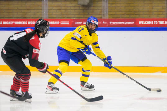 Ayaka Hitosato of Japan and Sofie Lundin of Sweden