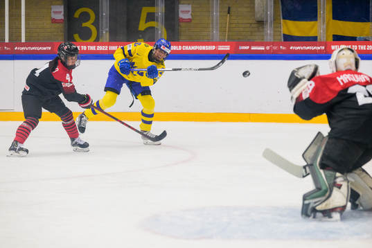Ayaka Hitosato of Japan and Hanna Olsson of Sweden