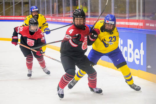 Ayaka Hitosato of Japan and Thea Johansson of Sweden
