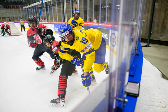 Yoshino Enomoto of Japan and Sara Hjalmarsson of Sweden