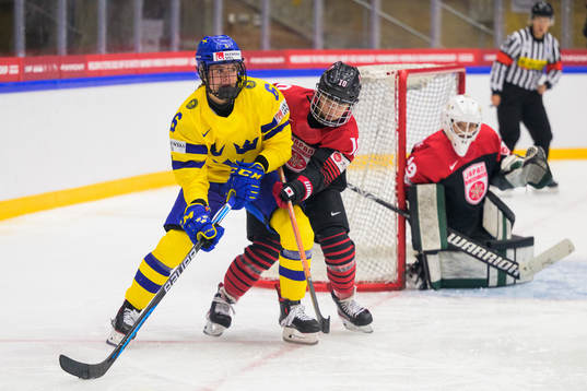 Mira Jungåker of Sweden and Hikaru Yamashita of Japan
