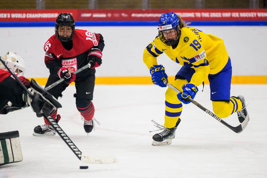 Yoshino Enomoto of Japan and Sara Hjalmarsson of Sweden