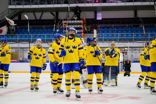 Players of Sweden look dejected