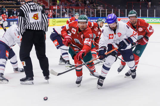 Nicklas Lasu of Frölunda and Marco Nowak of Eisbären