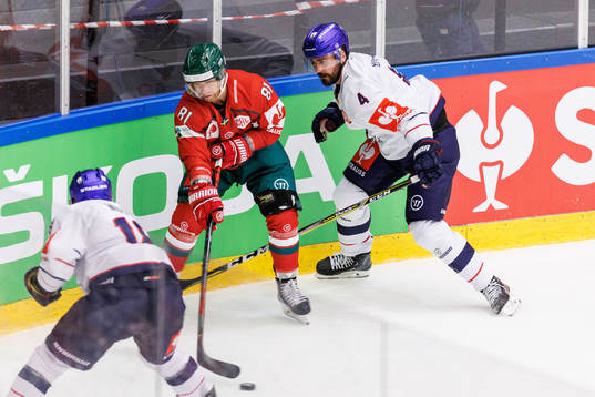 Ryan Lasch of Frölunda and Morgan Ellis of Eisbären Berlin