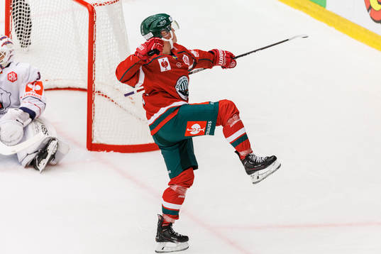 Jere Innala of Frölunda celebrates