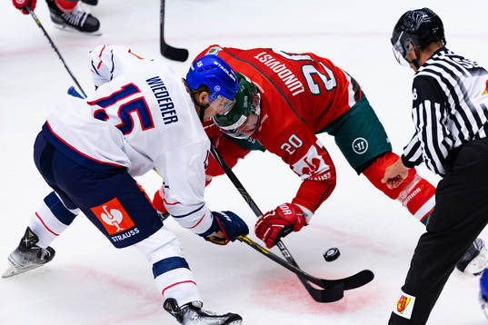 Face off between Manuel Wiederer of Eisbären Berlin and
