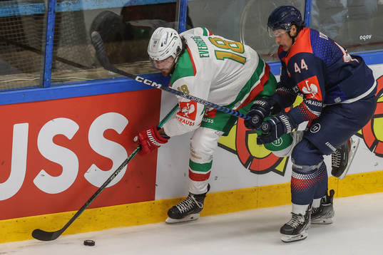 Dennis Everberg of Rögle against Andrew O’Brien of