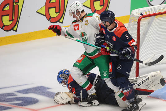 Michael Kapla of Rögle against Dominik Horvath and Bence