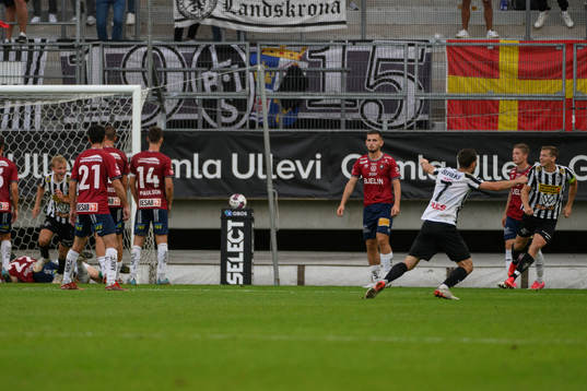 Landskronas spelare jublar samtidigt som Örgrytes spelare