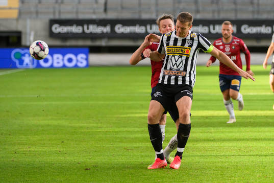 Örgrytes Viktor Lundberg  och Landskronas Philip Andersson