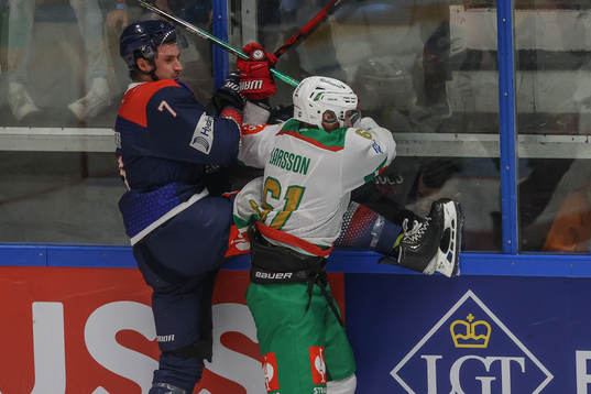 Ben Betker of Fehervar and Ludvig Larsson of Rögle