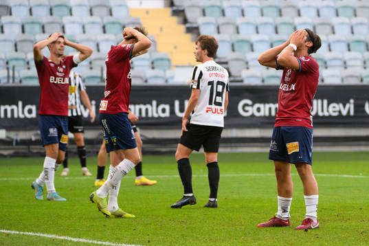 Örgrytes Kevin Ackermann med lagkamrater deppar