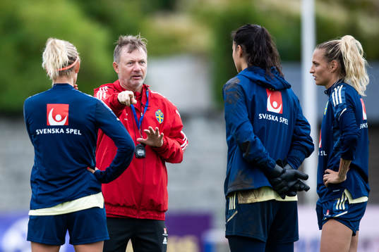 Emma Kullberg, Peter Gerhardsson, head coach, goalkeeper