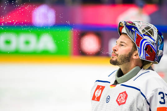 Straubing Tigers goaltender Hunter Miska ahead the CHL game