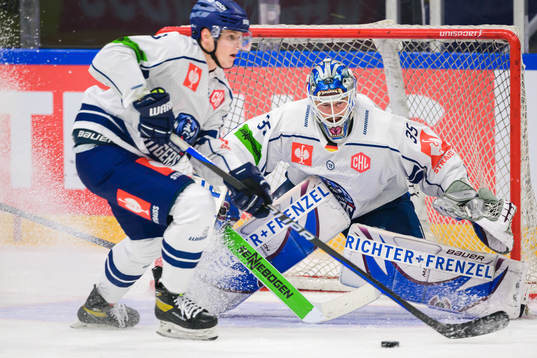 Straubing Tigers goaltender Hunter Miska