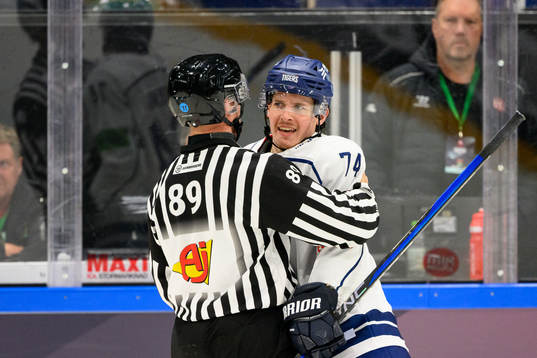 Travis St. Denis of Straubing Tigers