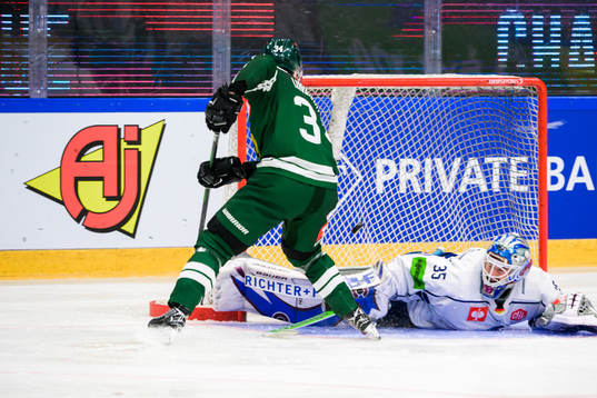 Färjestad Michael Lindqvist scores a goal behind Straubing