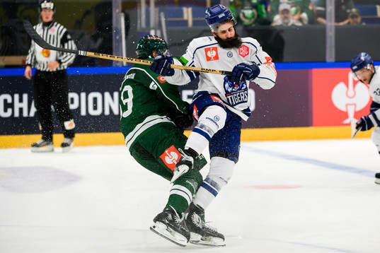 Färjestad Linus Johansson  and Straubing Tigers Cody Lampl