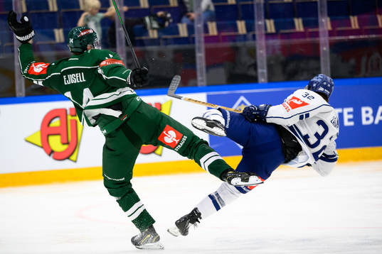 Victor Ejdsell of Färjestad and Cody Lampl of Straubing