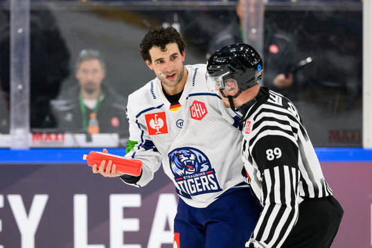 Brandon Manning of Straubing Tigers leaves the ice